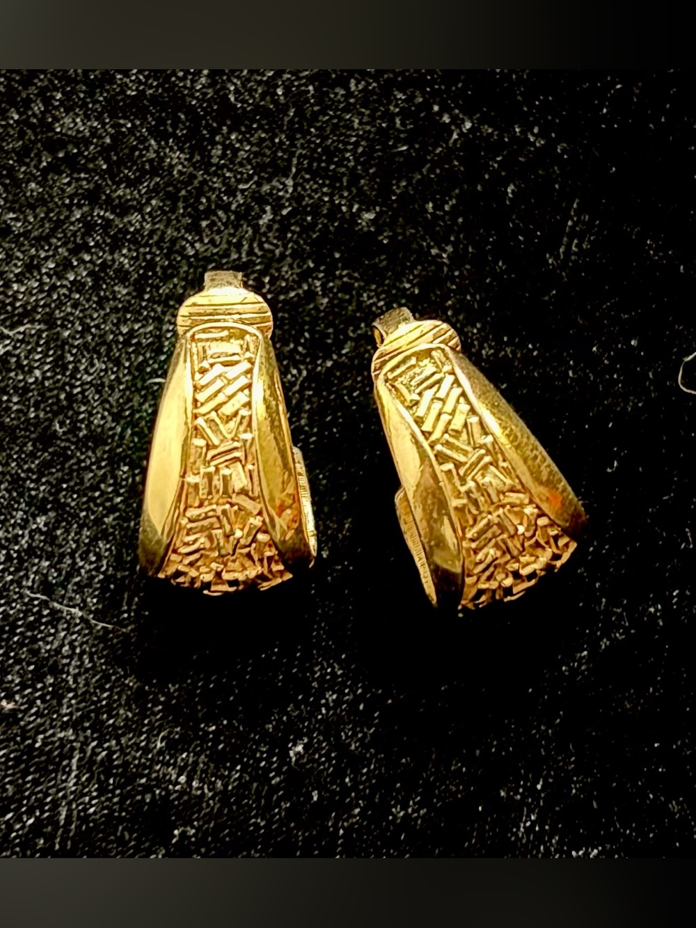 Vintage 1980s TRIFARI Signed Gold Tone Confetti Dangle Hoop Clip-On Earrings